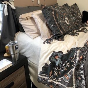 Urban outfitters bohemian medallion queen/full duvet cover & shams reversible